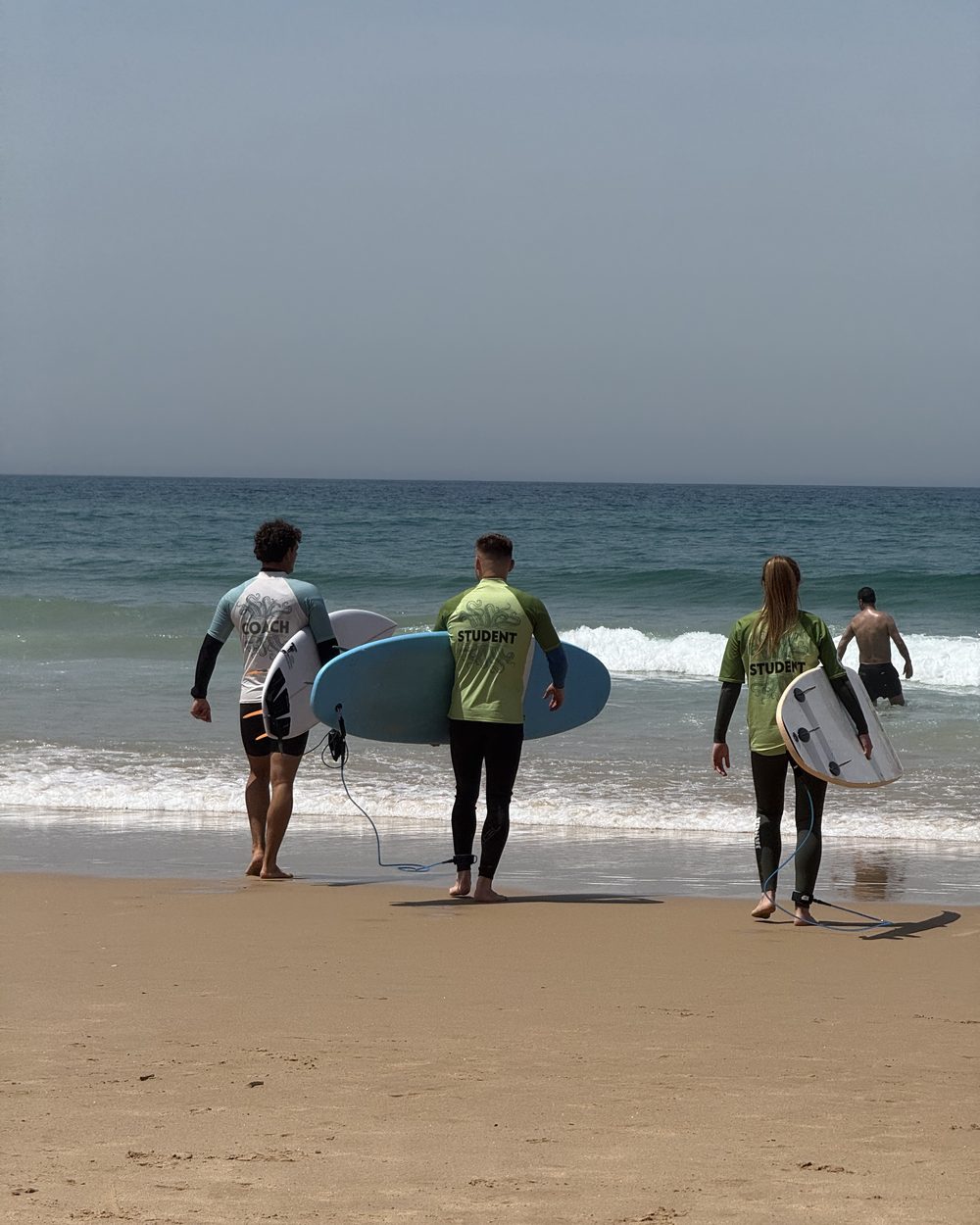 Alunos da Kanaloa Surf School a entrar na água na Praia da Riviera